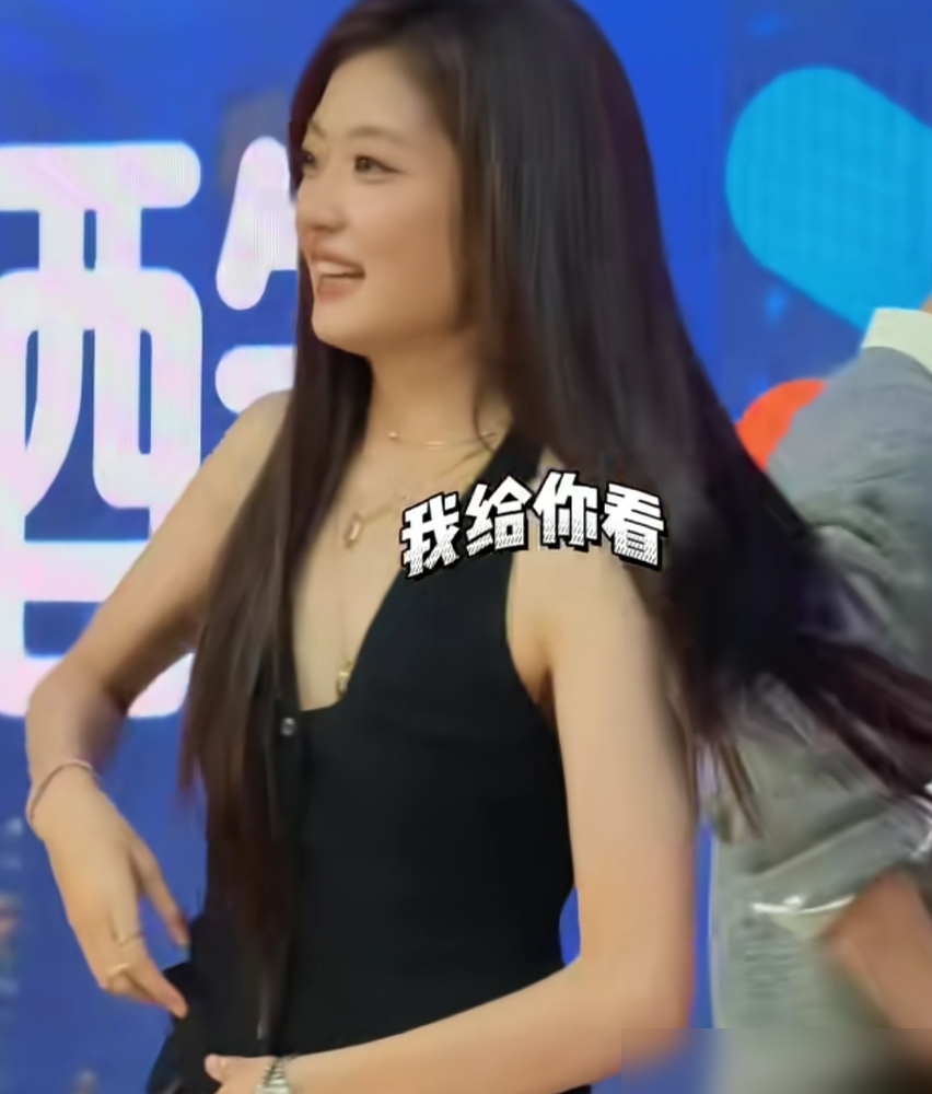 粉丝起哄要看腹肌，井柏然当场僵住了。手不知道往哪放，只能尬笑。旁边孙千直接往前迈了半步，笑着冲台下摆