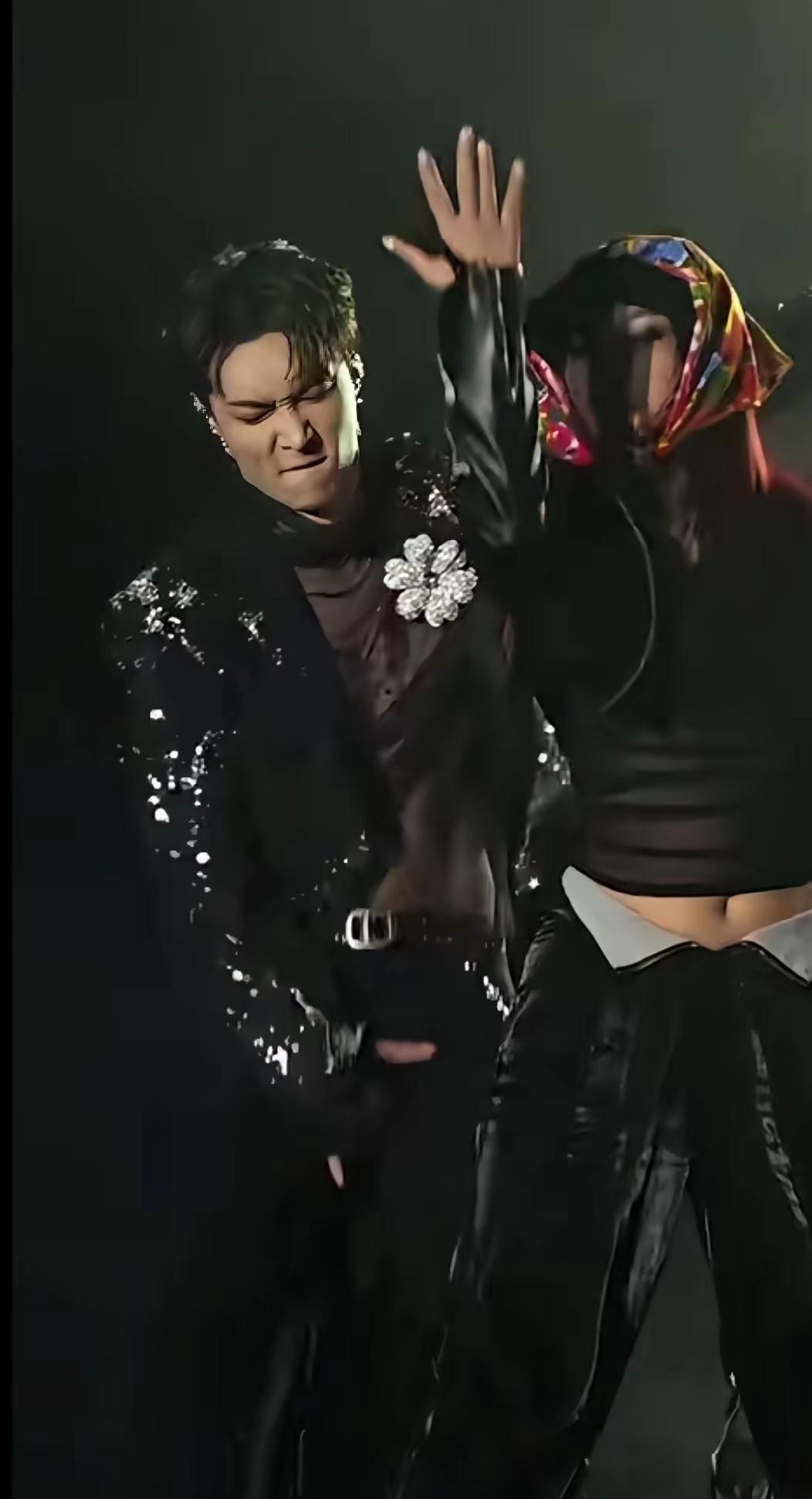 [吃瓜]“著名留学生”张艺兴，最近“穿蕾丝[汗]”翻唱《大花轿》大🔥，算