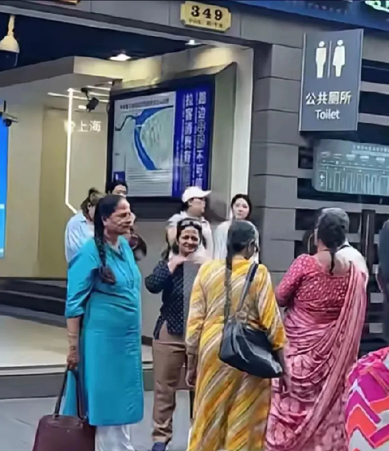印度游客看中国厕所一脸懵---哎