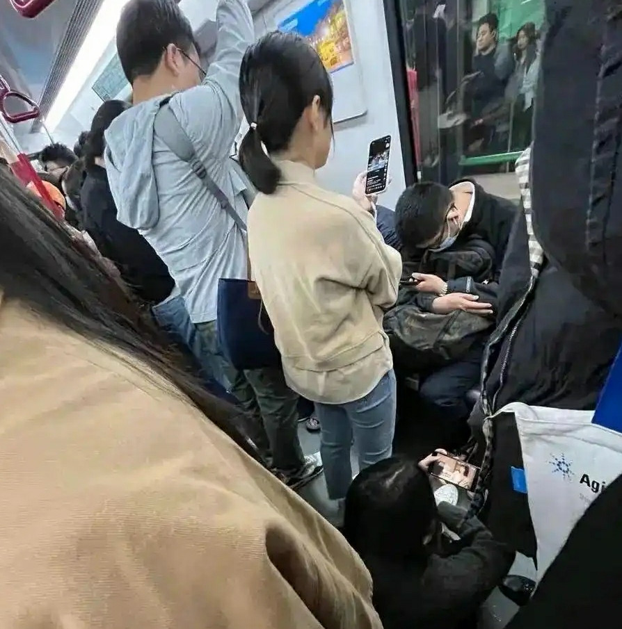 正面反面朝着她好像都会挺不好意思