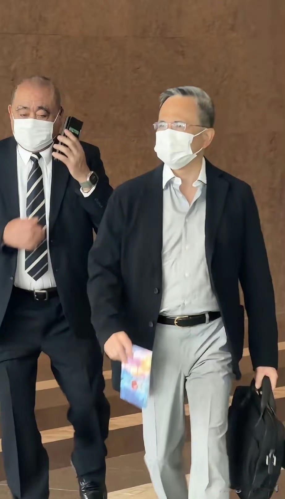 李嘉诚长子李泽钜在中国香港街头被偶，61岁的他头发全白看着挺老了，但身材苗条精气