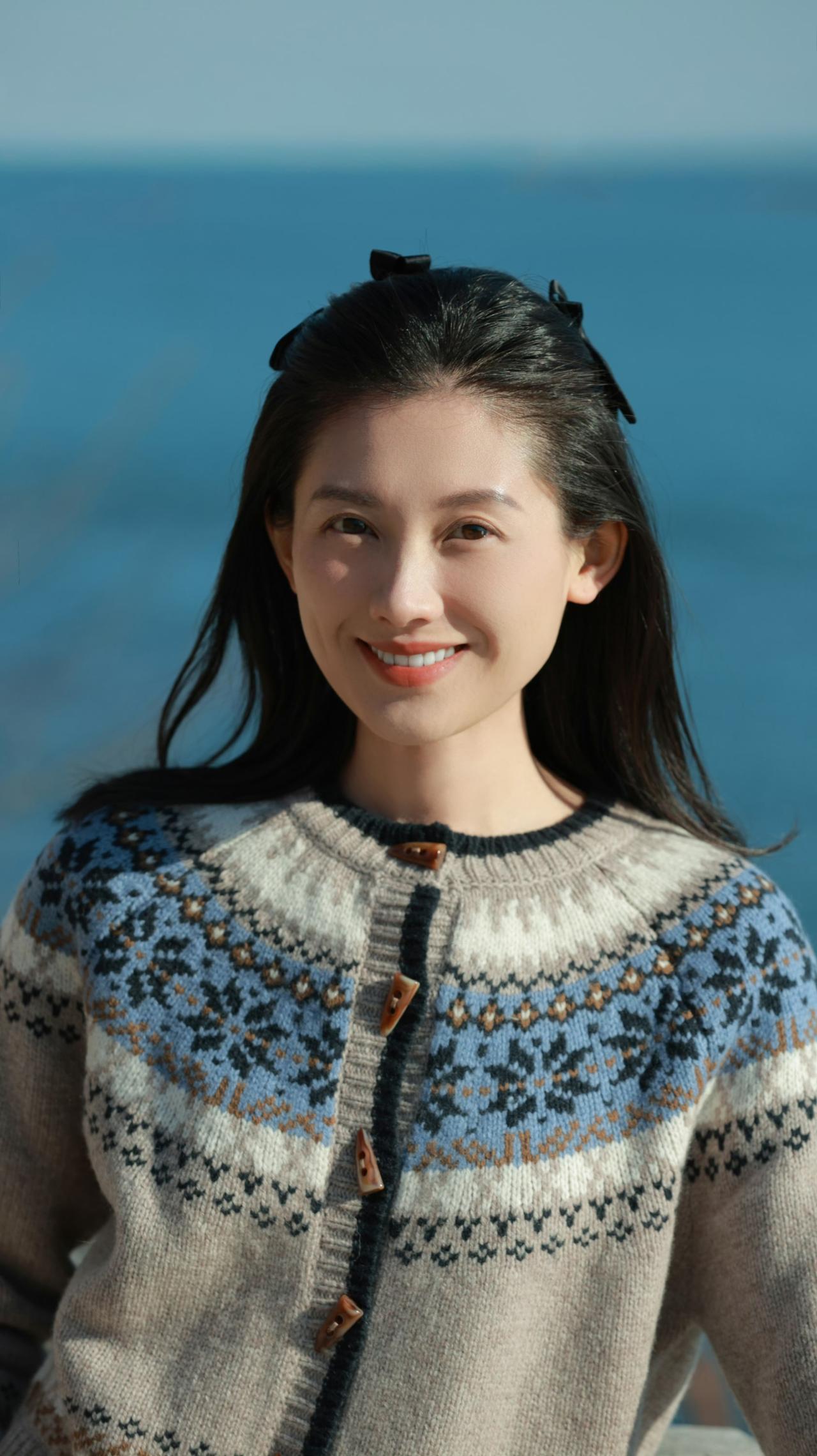 风遇山海，光落肩头，提着旧行李箱赴一场与海的约会，看波光漫过礁石，听海风漫过耳