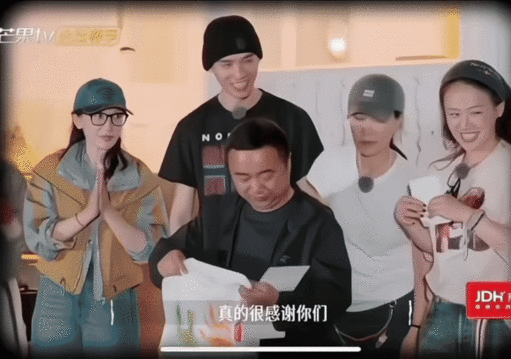 这就是神仙同事吧！摄像获奖张晚意激动到欢呼，捏紧小拳头的样子，可爱得让人忍不住重