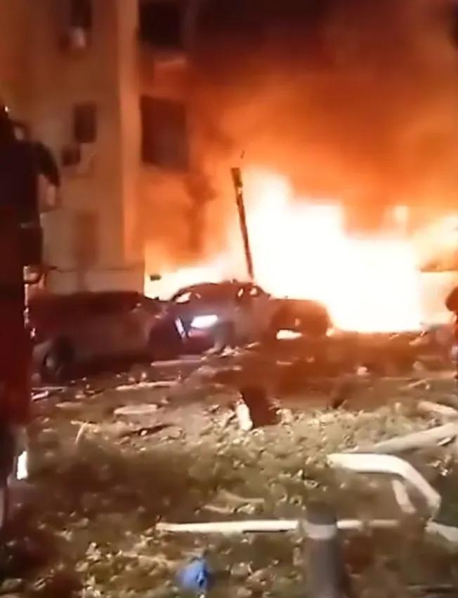 今天清晨的时候，以色列特拉维夫依然有不少地方火势很大，已经连轴转的消防员和救援人