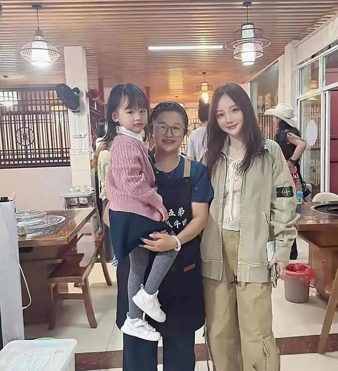 44岁李小璐在云南餐馆被偶遇，看着可年轻了，皮肤老好了，身材苗条，少女感爆棚。
