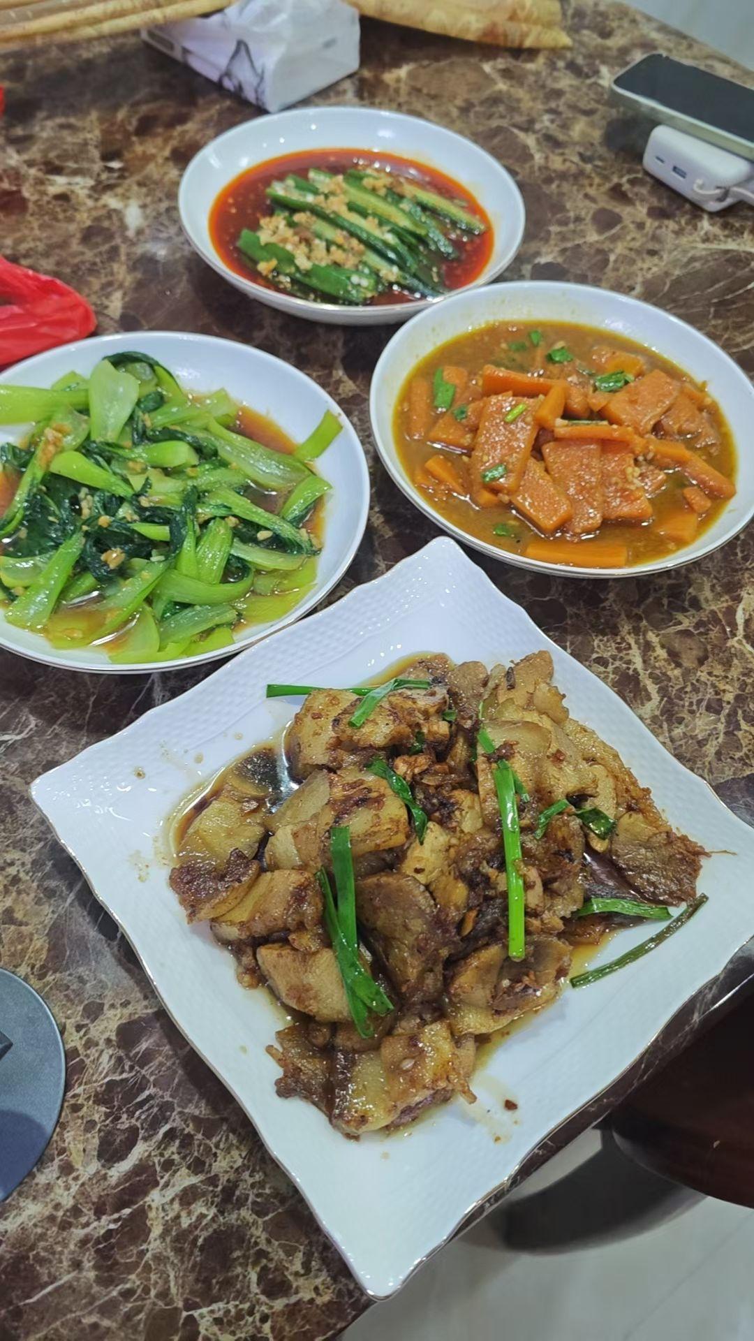 一桌丰盛的家常菜，色香味俱全，准备开吃。