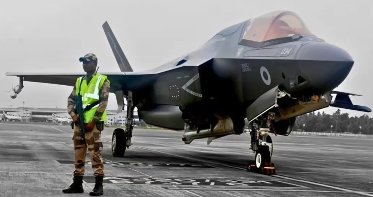 英国F-35B在执行任务时不小心紧急迫降印度机场，万万没想到，英国飞行员饭都不吃