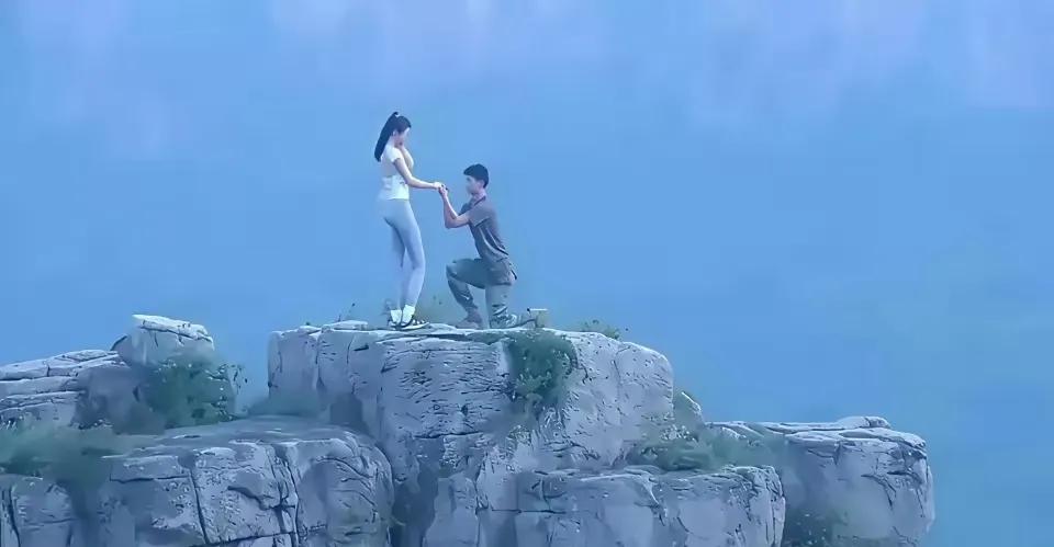年轻人就喜欢玩浪漫，看得出来，那女生身材好，非常高挑，在这种地方求婚，必然会终身