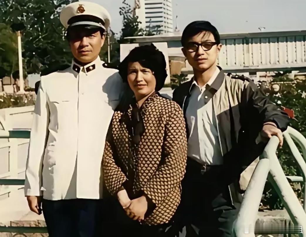 汪峰早期与父母的合影​​​