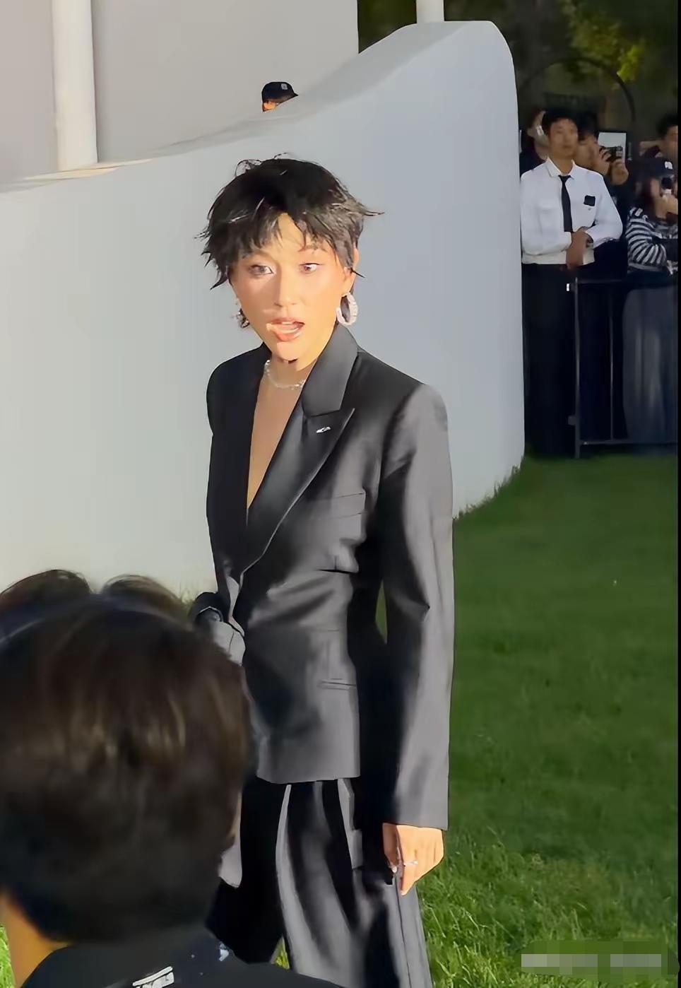 据说这是赌王的女儿何超莲，可我左看右看都不看出何超莲的影子呢！在我的印象何超莲是