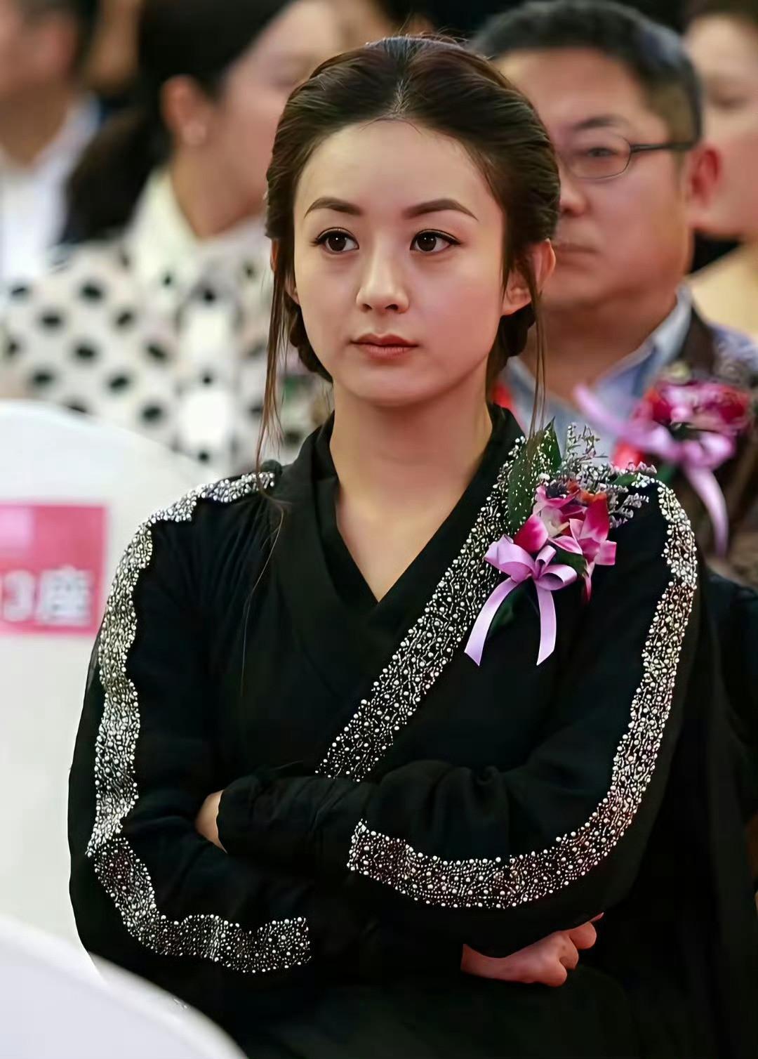 当年赵丽颖身着这身黑裙领奖时，遭网友非议。可谁能料，她凭《楚乔传》成2017剧王