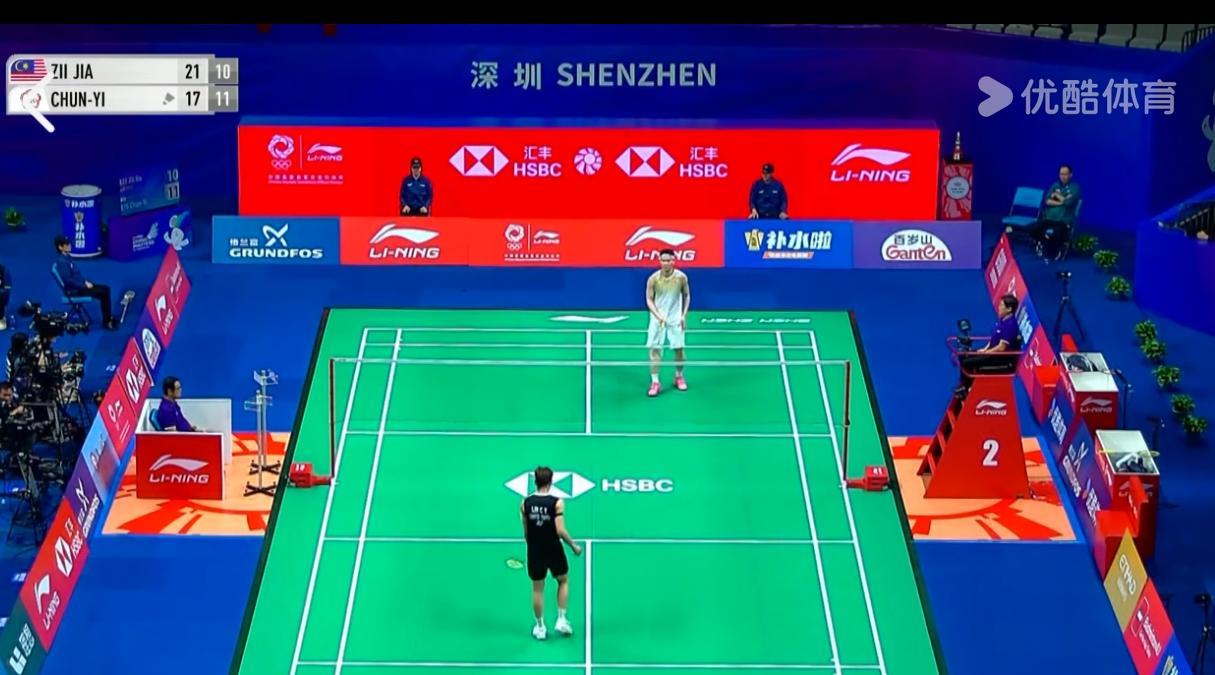 李梓嘉被逆转中途退赛！2025中国羽毛球大师赛刚刚结束了一场男单1/16决赛。