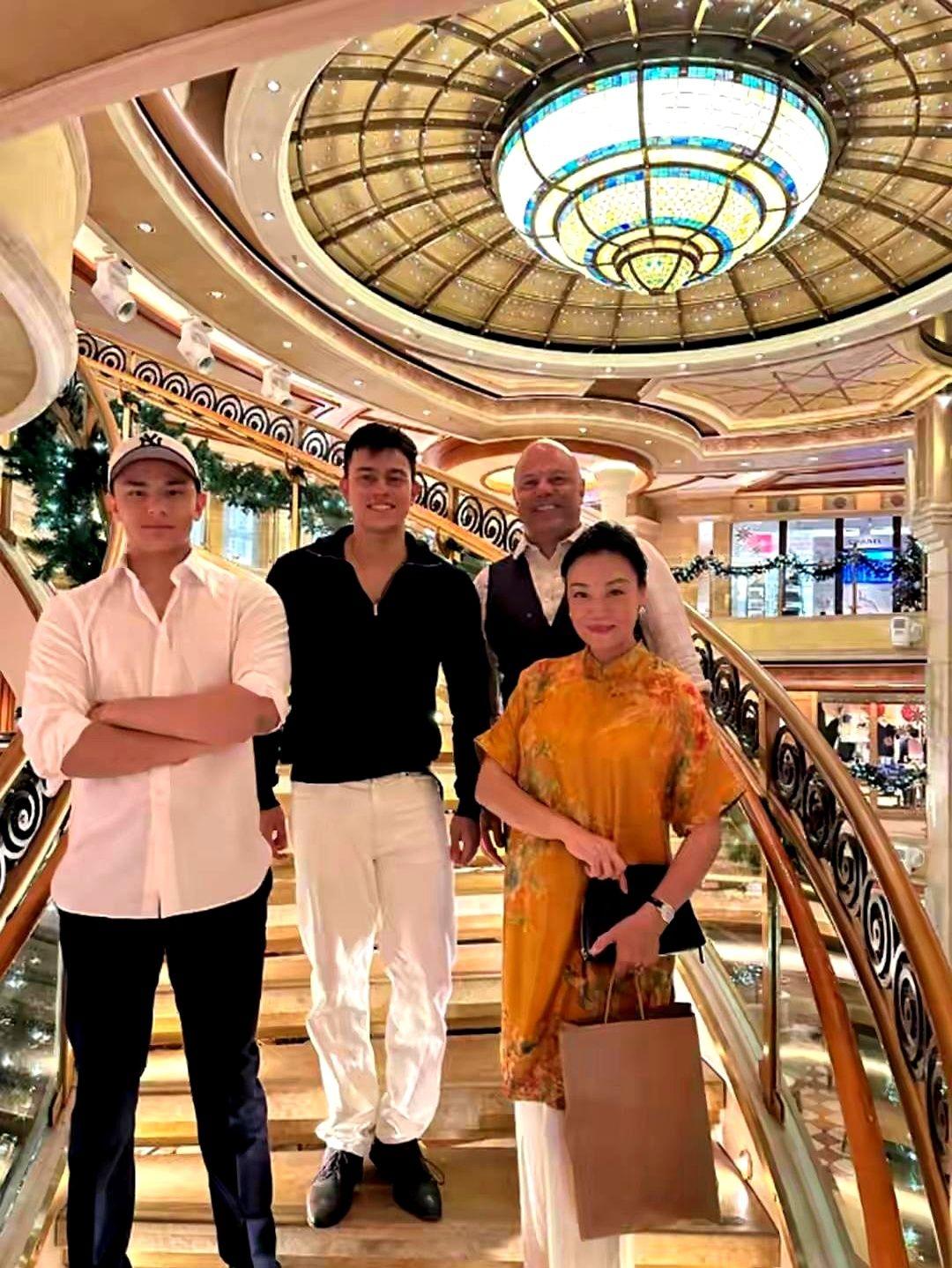 61岁的史可，这状态说50岁我都信！最近她家那张全家福，真的刷到我了。她一身