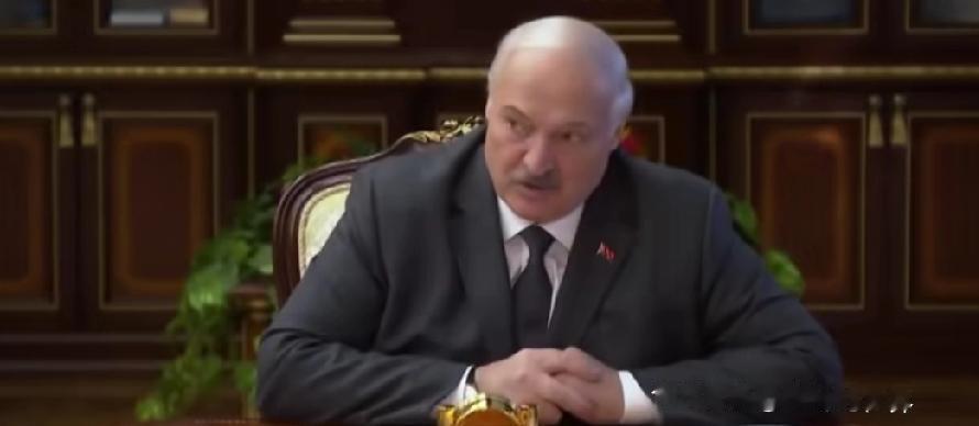 卢卡申科给中白工业园新任主任塔季扬娜安排了个硬核任务，当面催她必须学中文，对方直