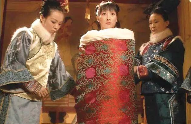1729年，52岁的雍正招秀女马氏侍寝。夜晚，马答应被裹在厚被子里，送到了龙床之