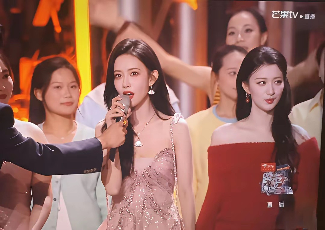 跨年晚会就这几位好看!我的妈呀！王楚然跟别的美女站一起感觉就是个大高个，咋跟孟子