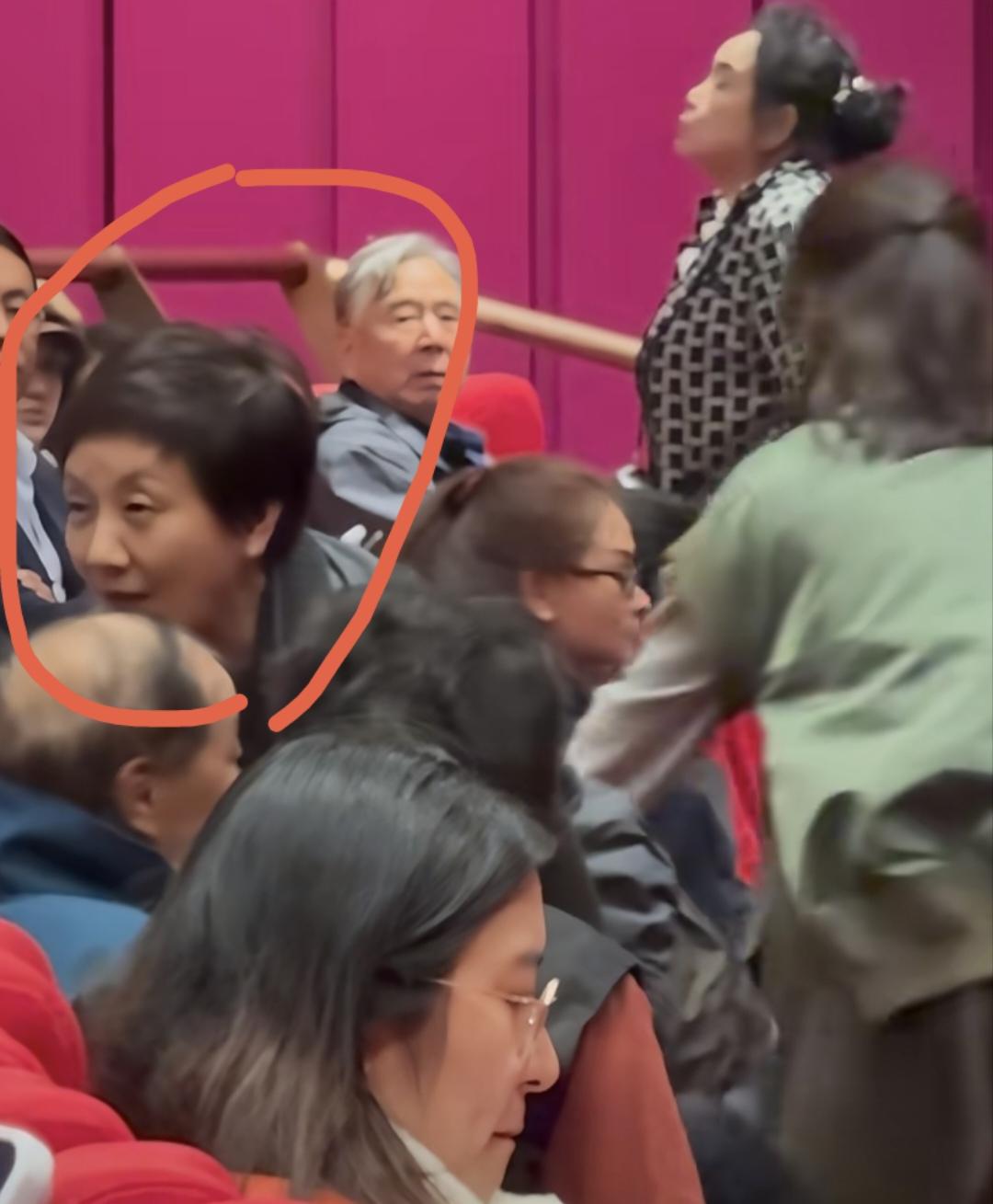 邓婕也不算太大，可是近日她参加情歌助力活动，在观众席上的她太普通了，真的和普通老