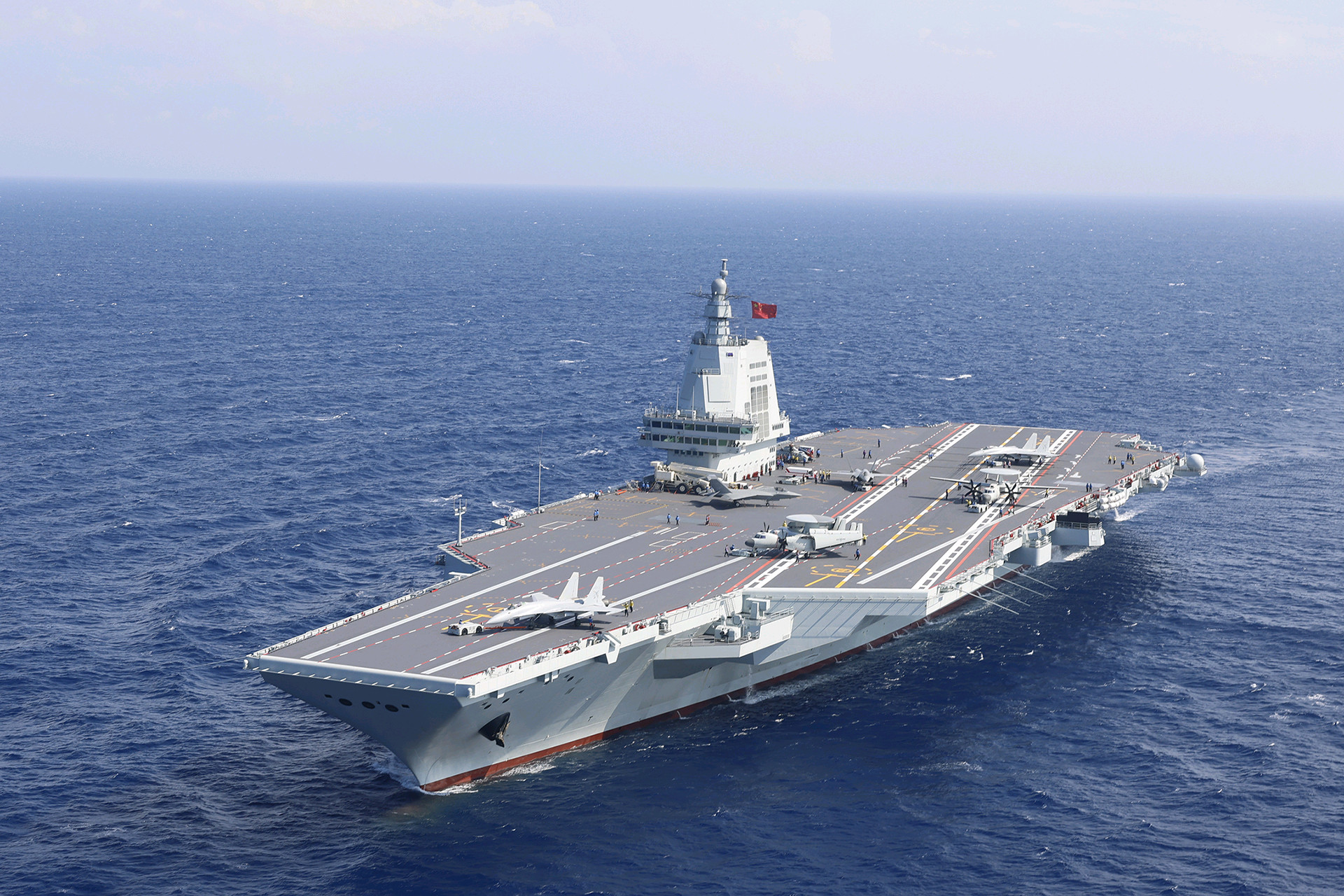 人民海军又更新了几张福建舰好图图为试航期间的福建舰，真漂亮啊甲板上停有歼-35、