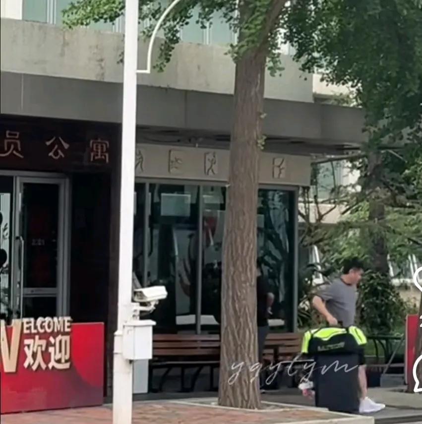 国乒今日出发瑞典。瑞典大满贯赛，邱导和肖导都跟赛了。这次比赛有林诗栋和蒯曼的混