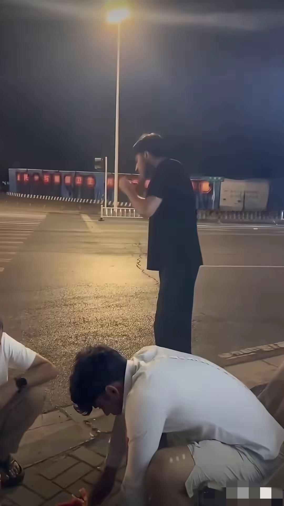 太气人！几名外籍人员路边肆意乱扔垃圾，亮证件一脸无所谓外网一段曝光视频，看得