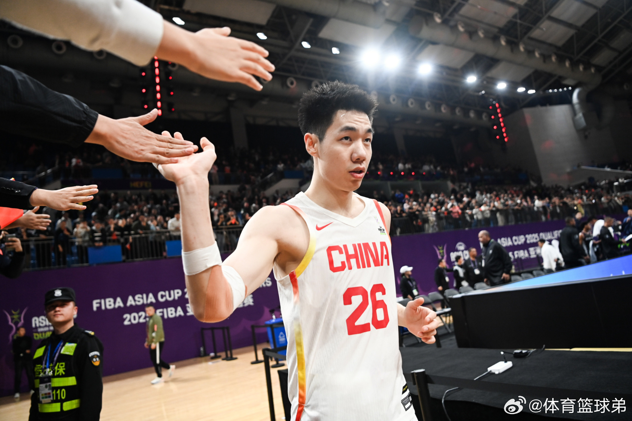 在朱俊龙、李弘权、赵嘉义伤缺的情况下，中国男篮的锋线重任，光靠王俊杰与崔永熙真的能够扛起来吗？相信这