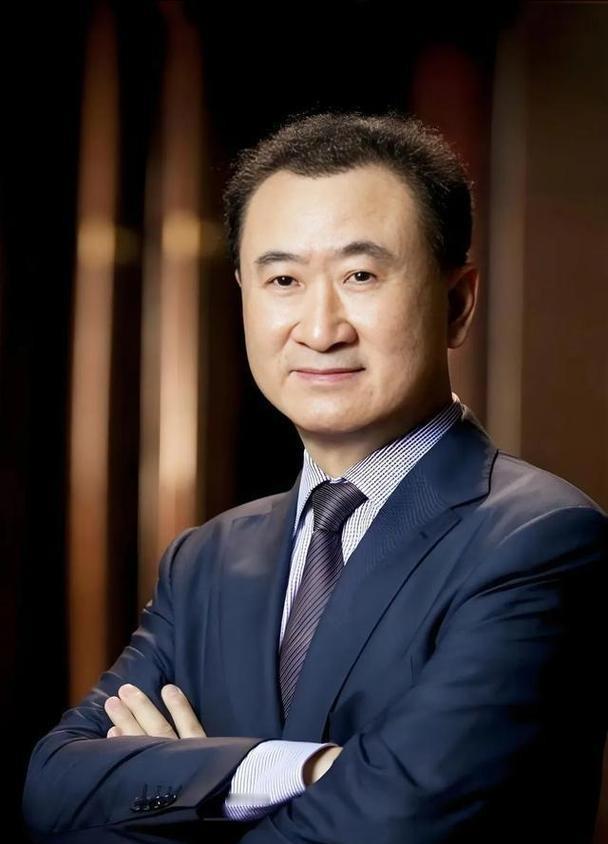 很多人以为富豪的家底厚，出事了还能靠卖房卖车撑过去，但现实是，他们早就把家当押在