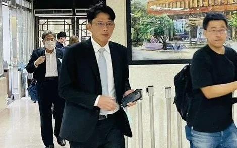柯文哲今天再次出庭受审，黄国昌在台北地方法院外痛批称，他了解法官是吃了秤砣铁了心