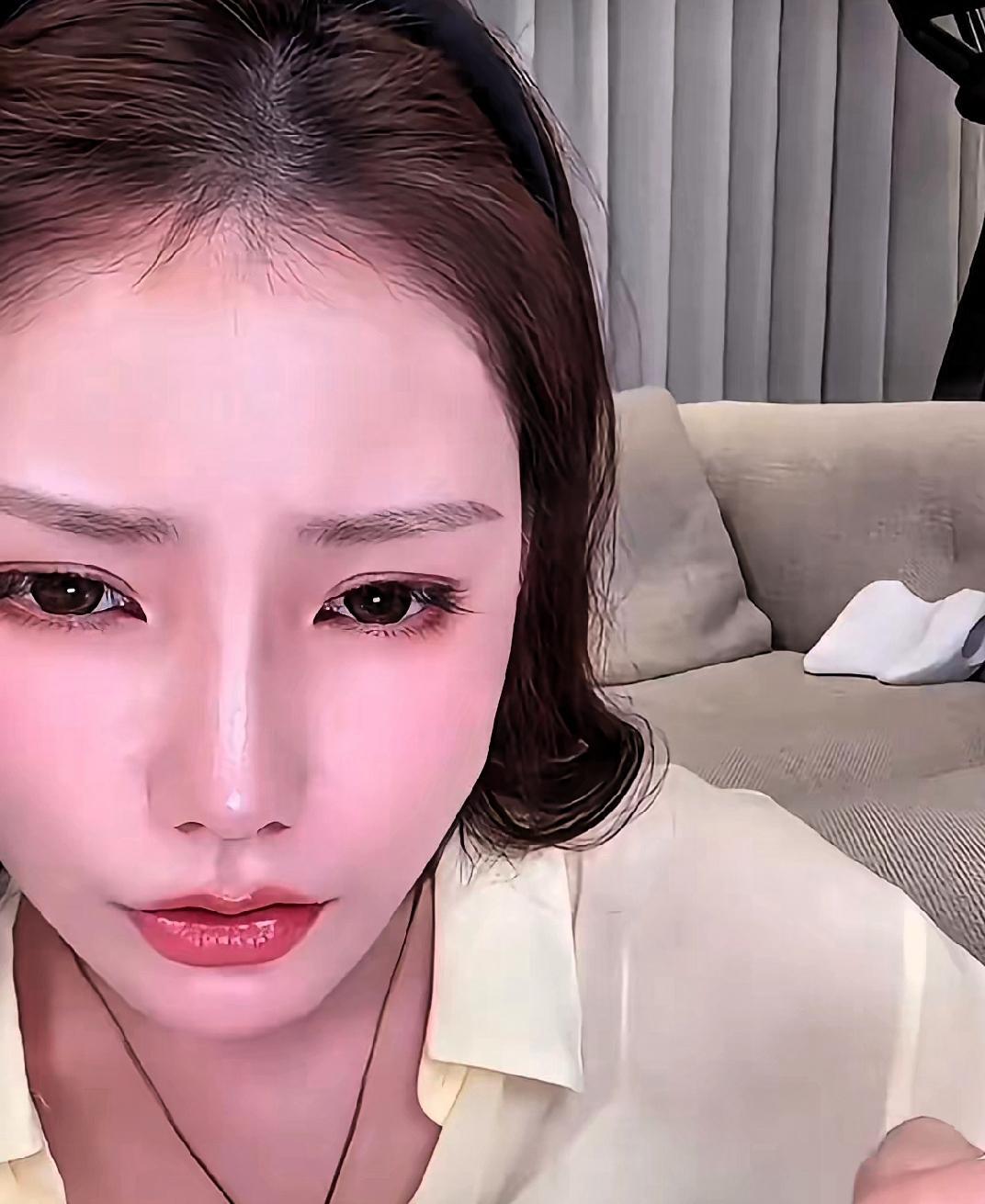 直播间向来争议不断，马筱梅直播时突遭黑粉犀利挑衅，一句抢家产的恶意质疑，瞬间掀起