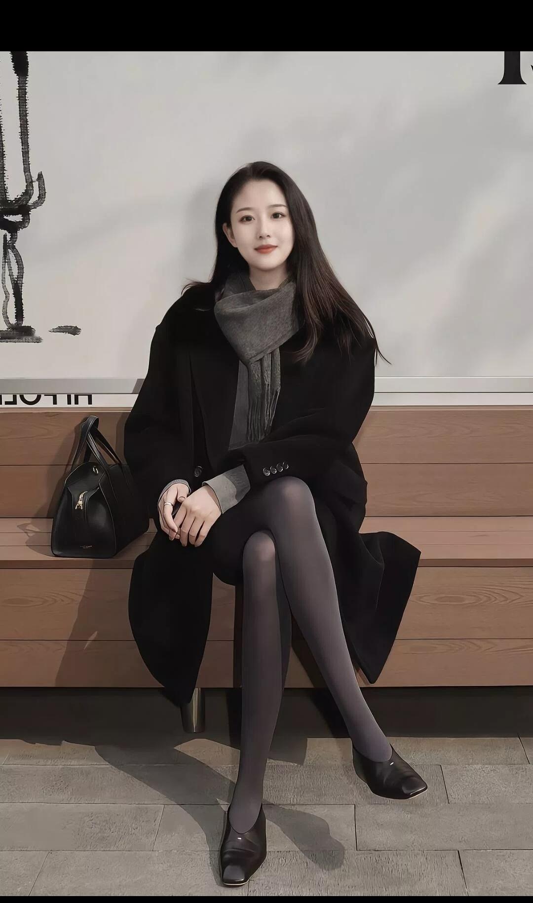 冬日穿搭指南：黑色大衣+灰色围巾，温暖又时尚！