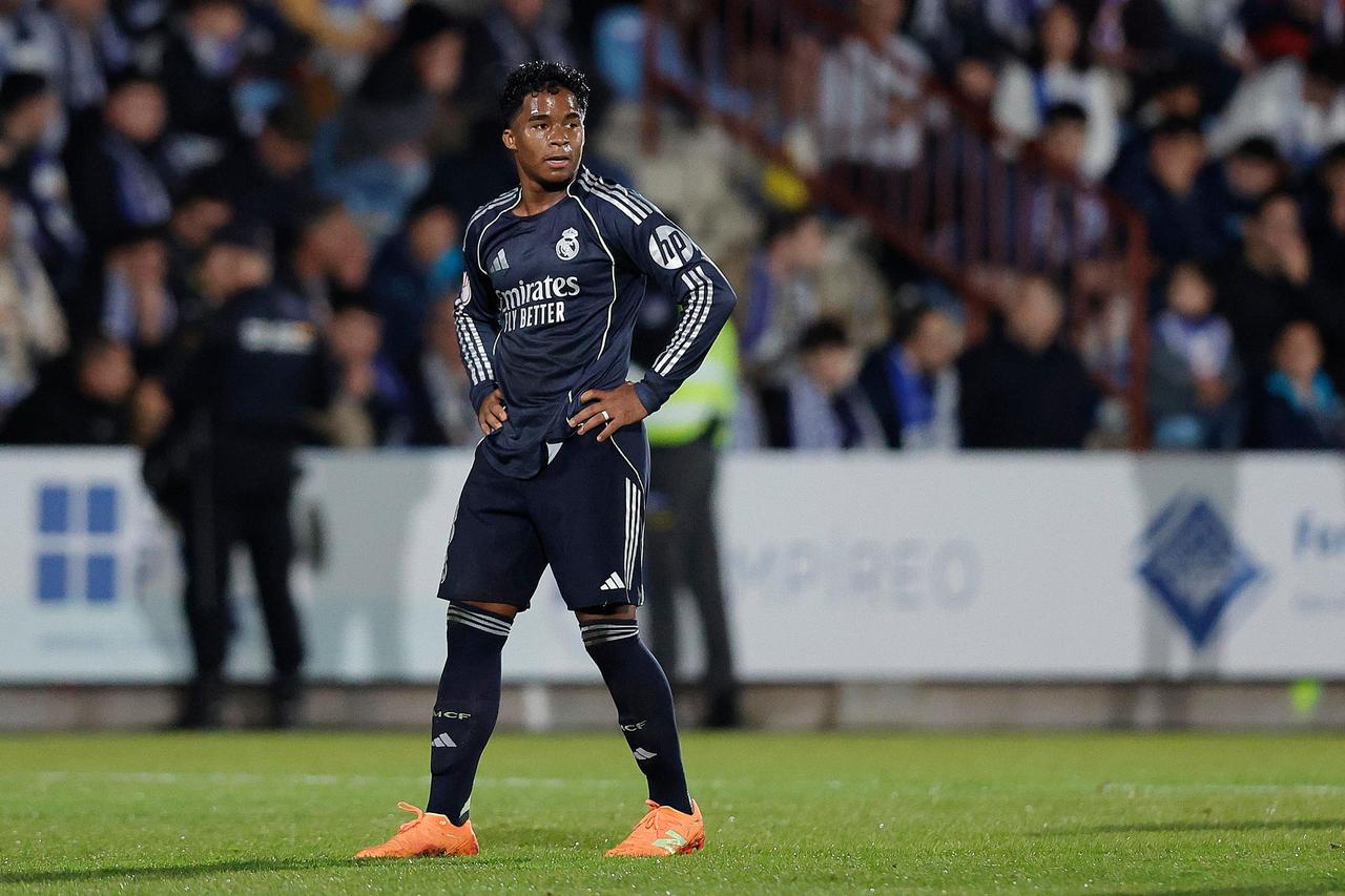 据ESPN消息人士透露，里昂与皇家马德里已于周一达成一致，敲定前锋恩德里克为期