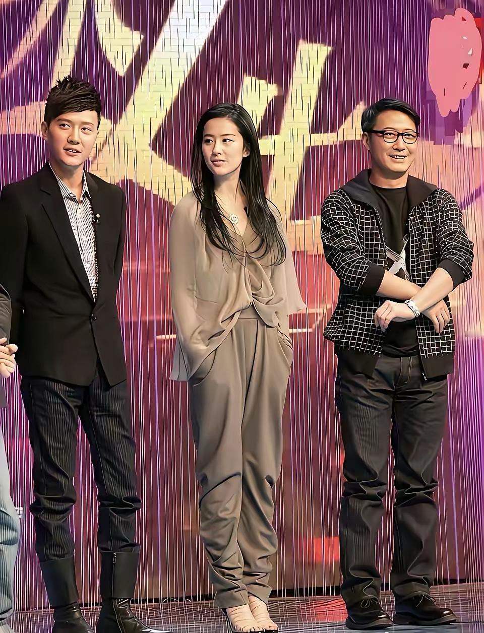 才发现黎明个子不高，竟然与身边的女星一样高！