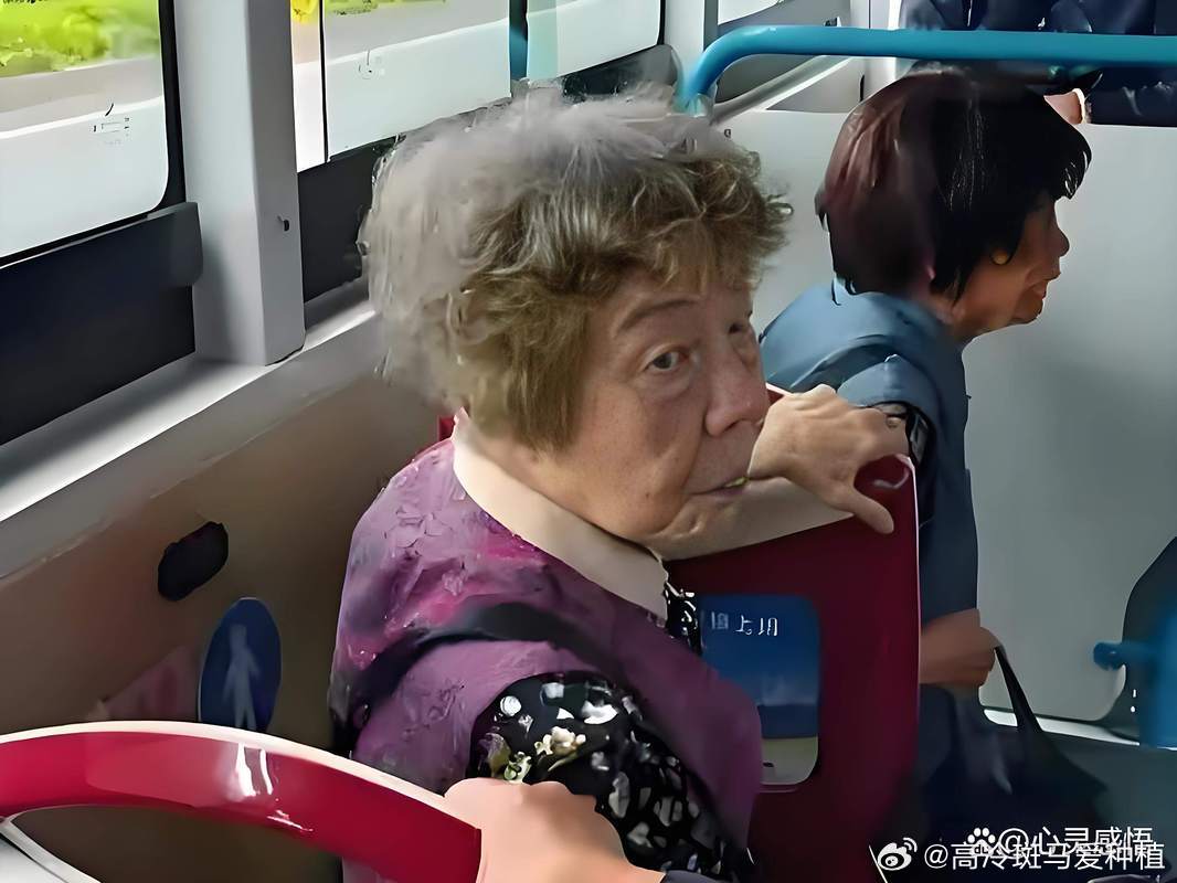 在公交车上看到一个老奶奶上车，一个年轻男生立刻站起来让座。老奶奶笑着说“谢谢你小伙子”，男生说“不客