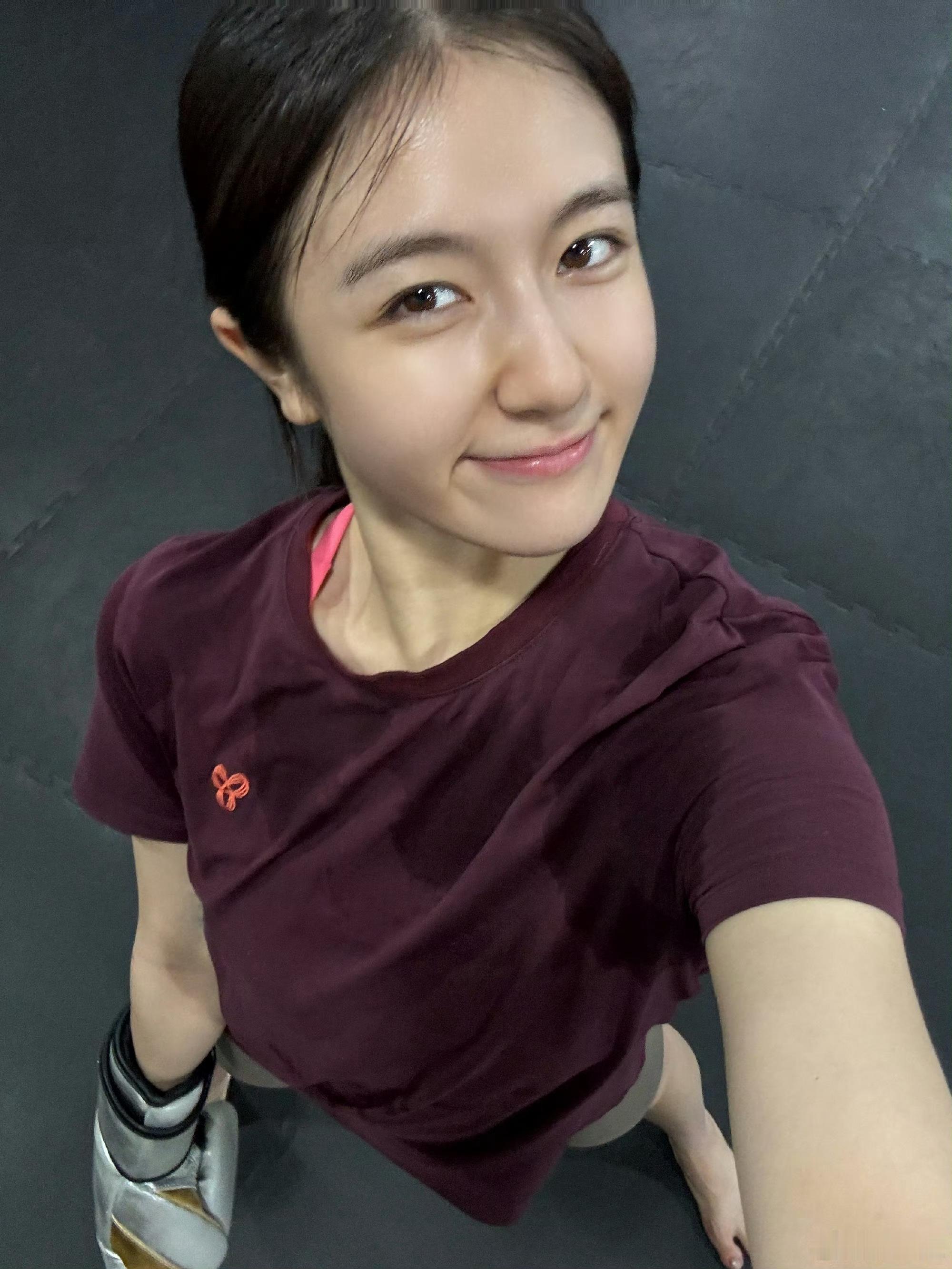 李兰迪素颜打拳击看到李兰迪拳击馆随拍太惊喜啦，素颜的皮肤清透干净小小的个子戴上