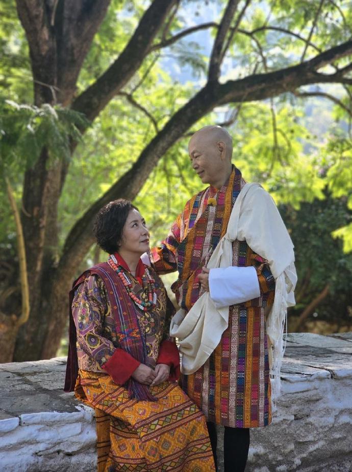 汪阿姐和家英哥身穿不丹传统服饰不拍结婚照。两人1987年结缘，1988年相恋