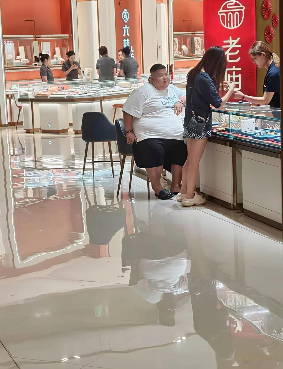 我一时不知道应该心疼妹子还是凳子
