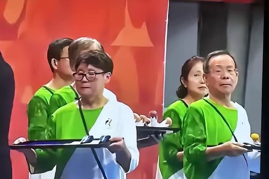 两届亚运会颁奖礼仪，杭州亚运会礼仪小姐姐，日本亚运会选用中老年人，你们更喜欢哪种？​