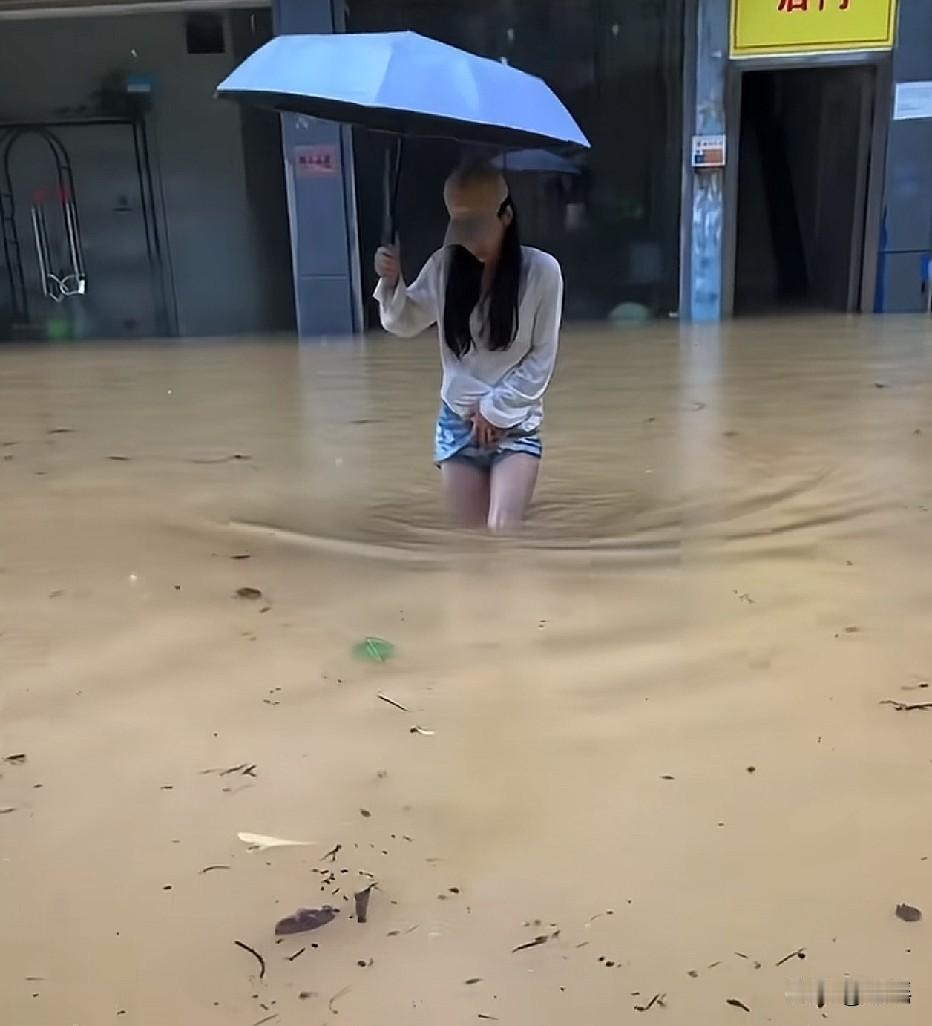 生怕她会掉进坑里[哭哭]