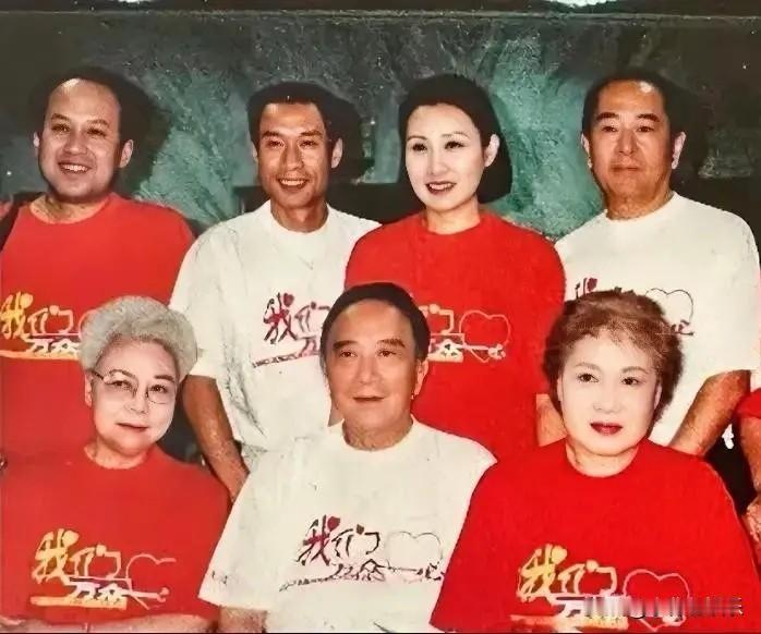 七位明星的集体合影，只认出了左边的郭达和张凯丽，他俩之间的演员，看着很面熟，一时