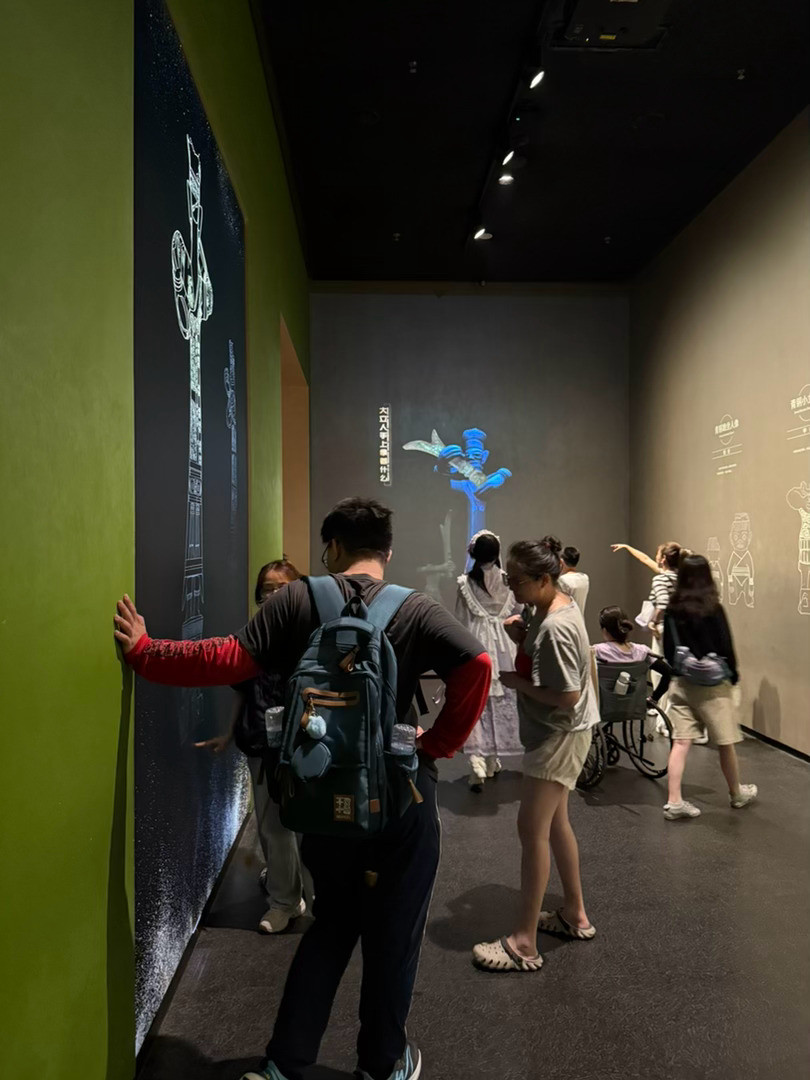 上次来三星堆，是两年前，带老二老三逛。这次来三星堆，是带老大逛。依旧觉得神奇。3