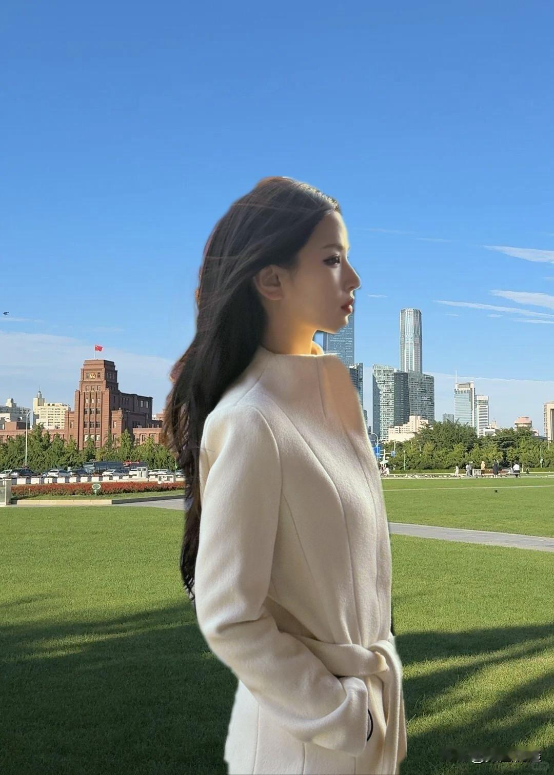 都市绿洲中的优雅女子，静享城市与自然的和谐。