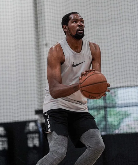 杜兰特为什么没啥肌肉？这杜兰特，在NBA打了19年，居然没怎么长肉，依旧是瘦竹竿