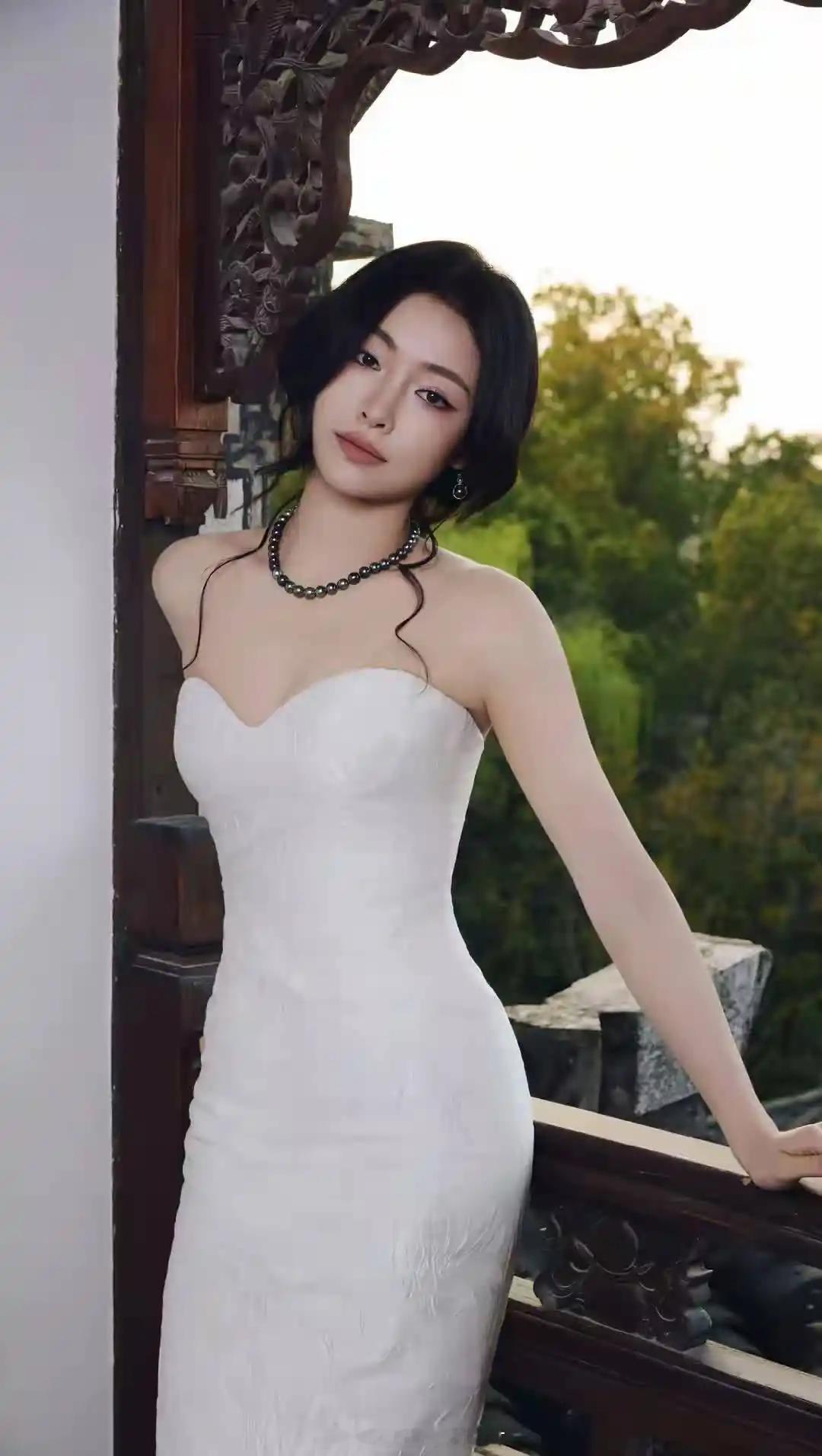 许佳琪展现迷人魅力，性感造型令人心动​​​