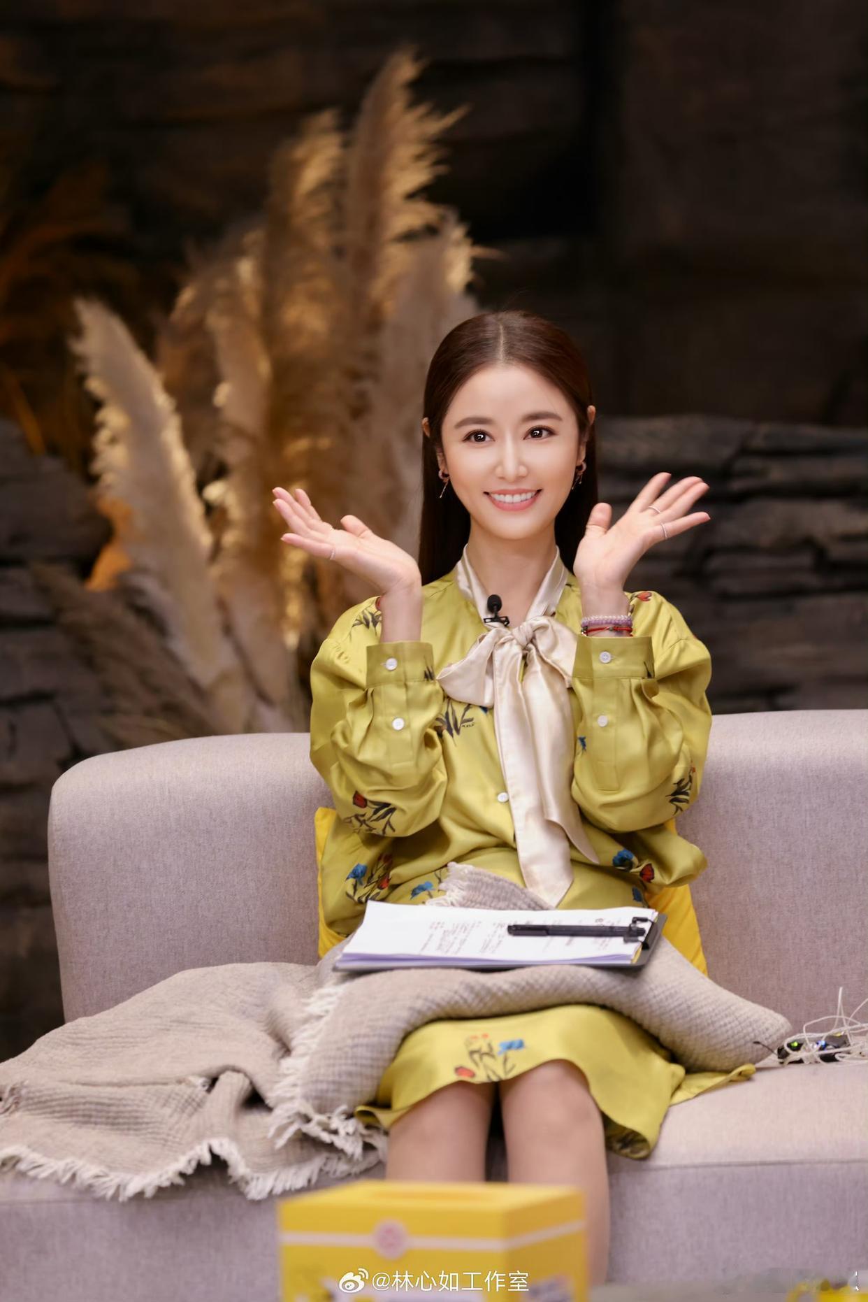 林心如在综艺里的颜值直接开挂！这状态哪像快50岁的人？紧致的脸蛋透着少女感，说她