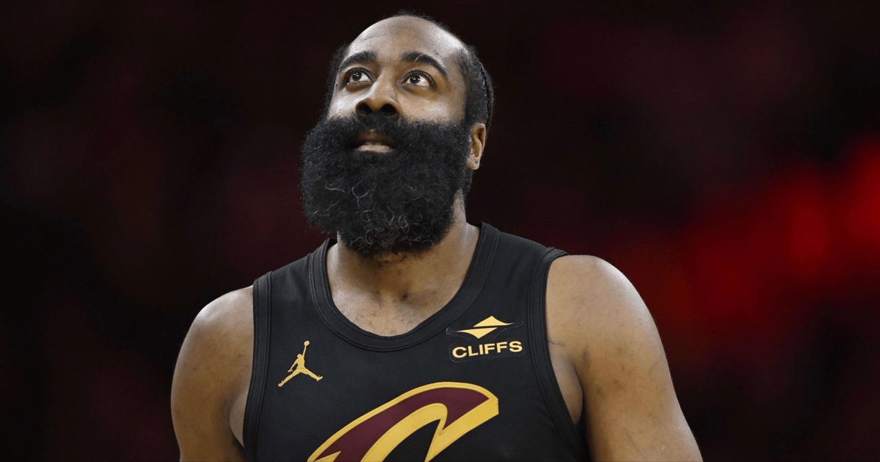 黑总在骑士这表现真一言难尽打了10场球，胜利贡献值只有0.1，哈登轻轻松松打