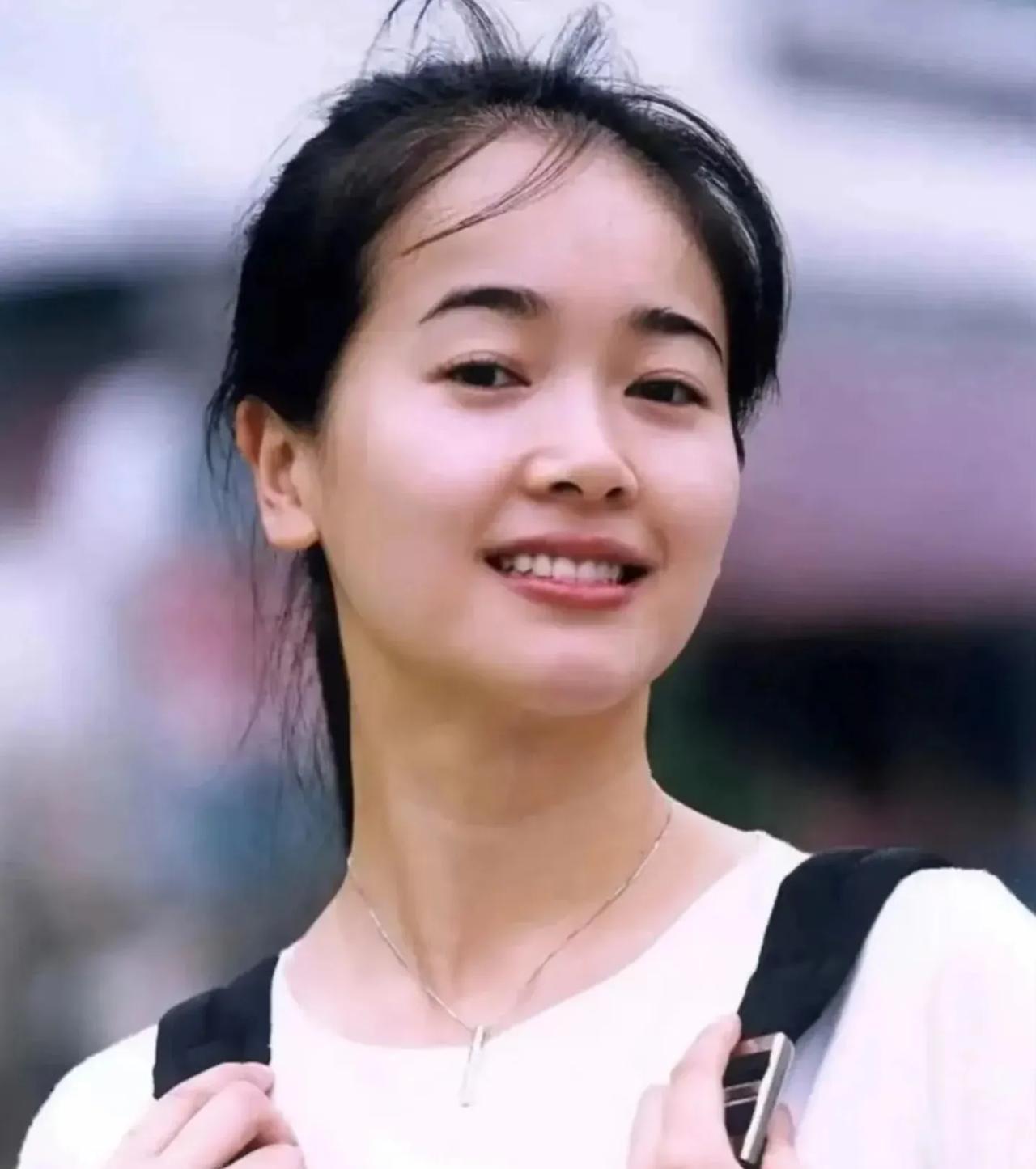 左小青五官不是特别出众，但气质好好啊，又优雅又清纯。#左小青穿搭#