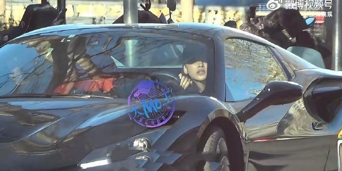 孙怡开车不打转向灯道歉：公众人物更应严于律己近日，孙怡开车未打转向灯的行为被