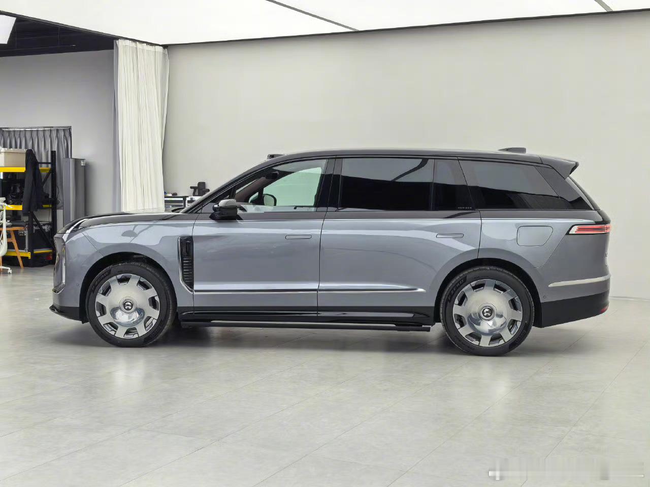 蔚来ES8看这是真大车长5365mm，轴距3250mm，提供6/7座可选，能选7