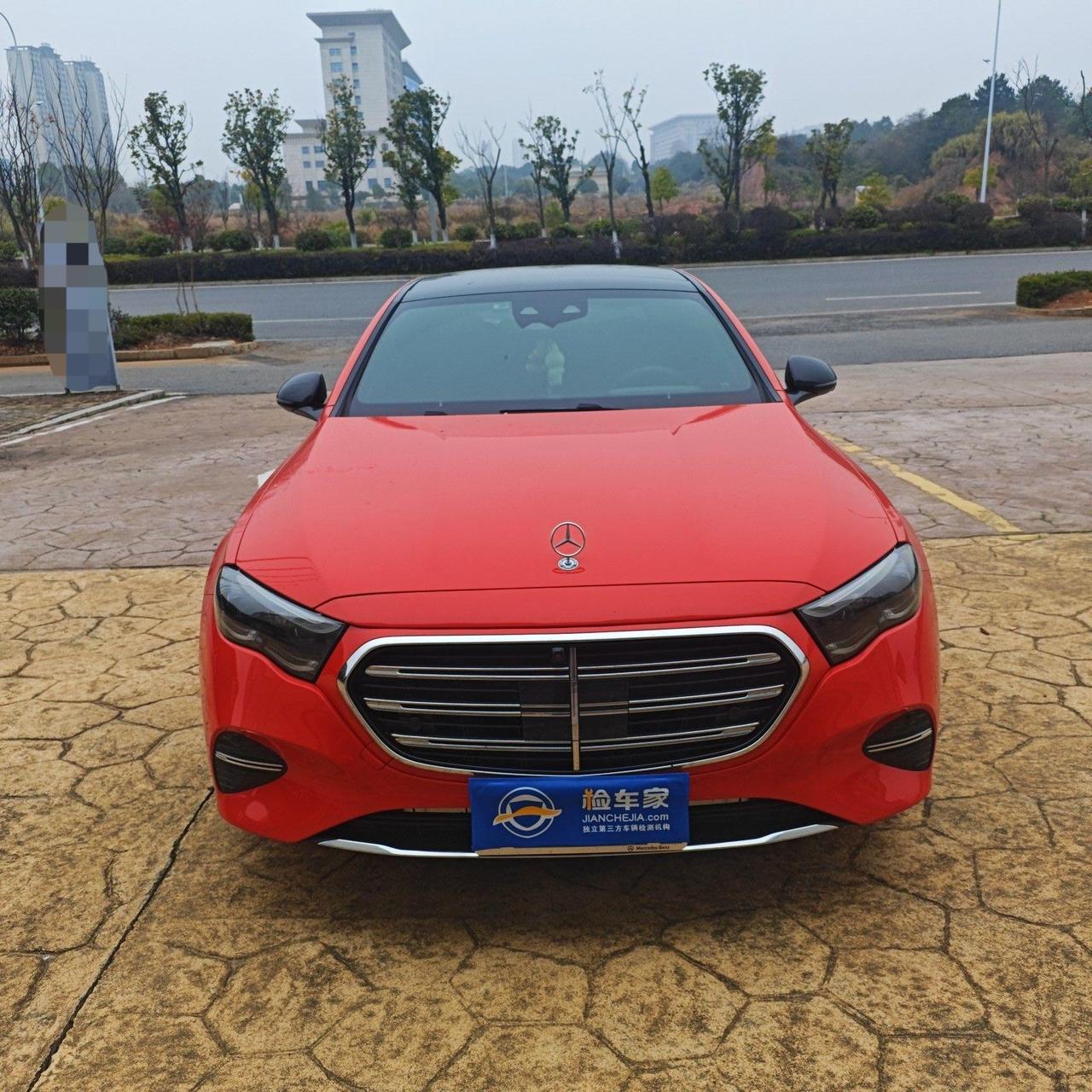 开红色的奔驰E300谈客户，会不会挨打？前两天验了一台奔驰E300，2025年