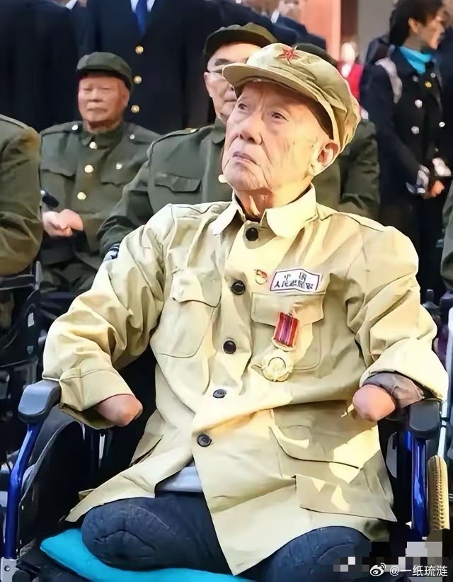 这位就是“冰雕连”幸存者周全弟老英雄。1950年11月，年仅16岁的周全弟随抗美