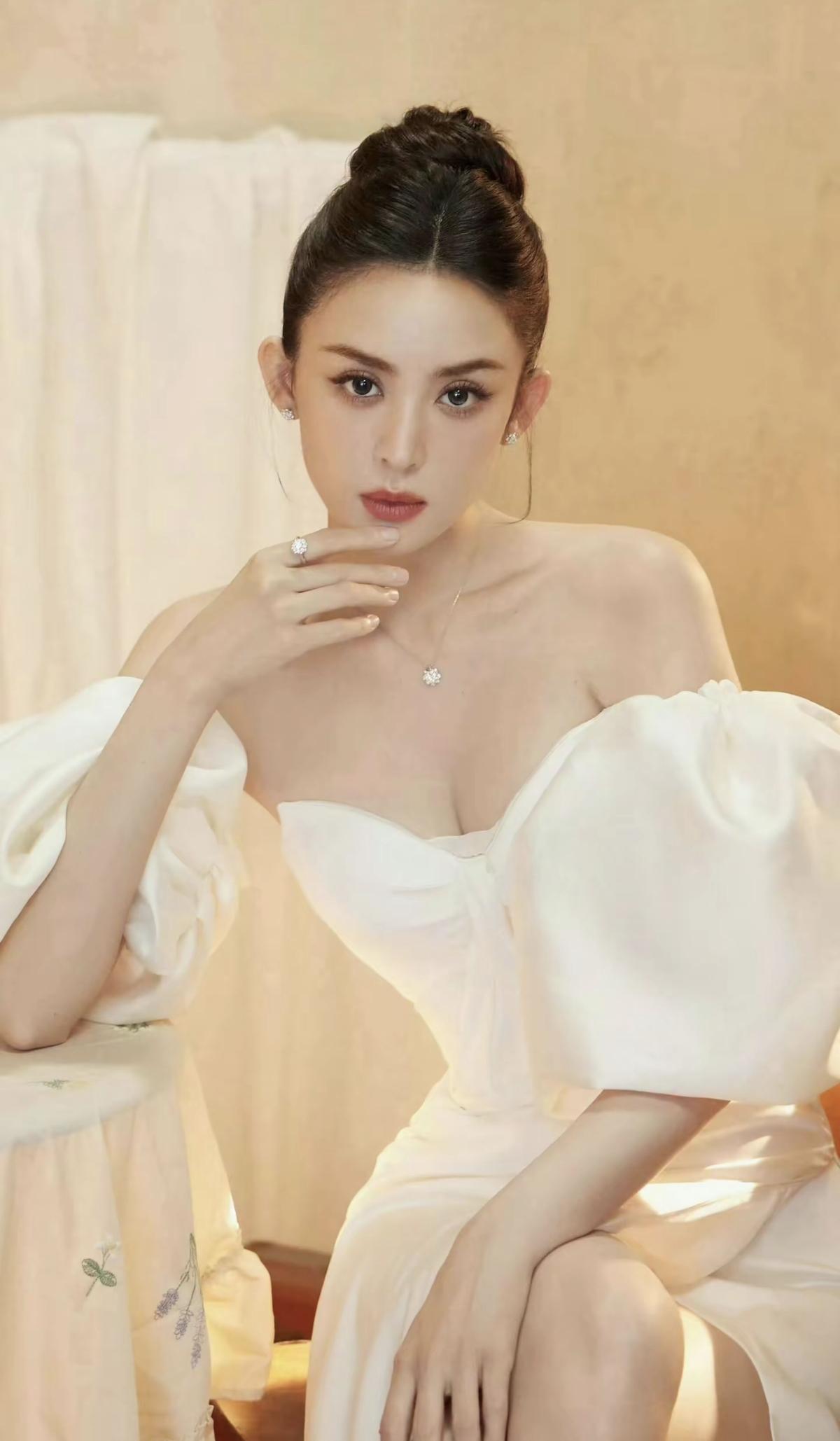 古力娜扎一袭白裙，泡泡袖配高开叉，优雅和性感平衡得刚刚好，这身材比例我慕了[哈欠